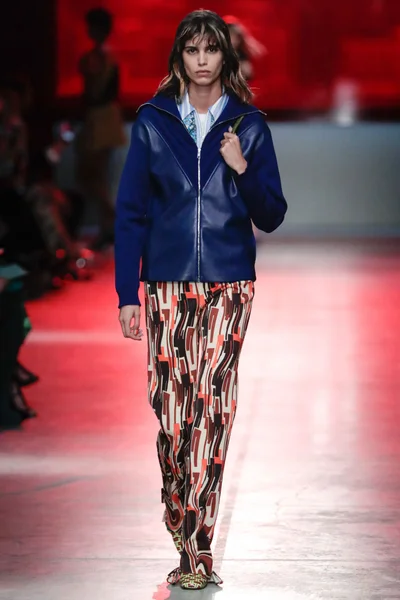 Look 18